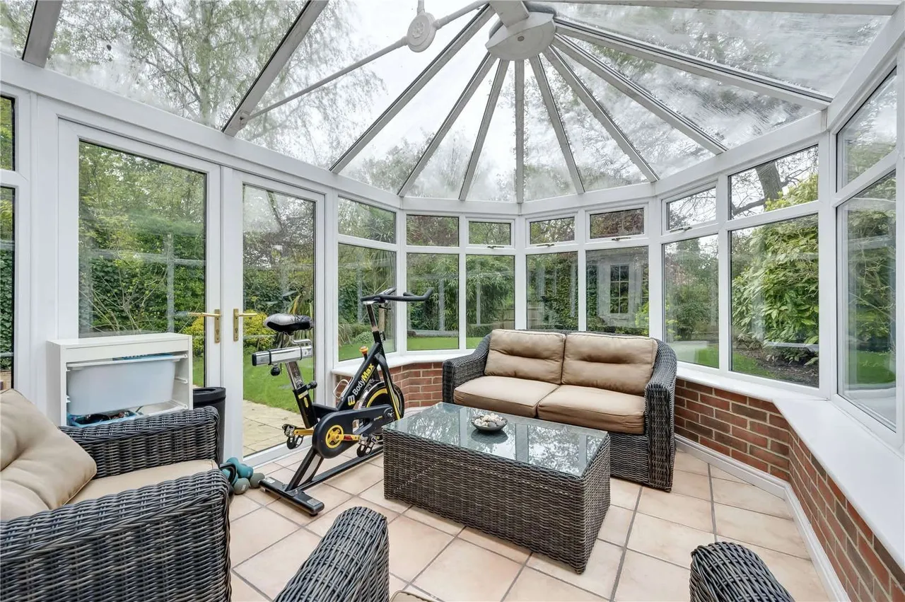 Lower Sand Hills, Long Ditton, Surbiton, Surrey, KT6 6RP, photo 4
