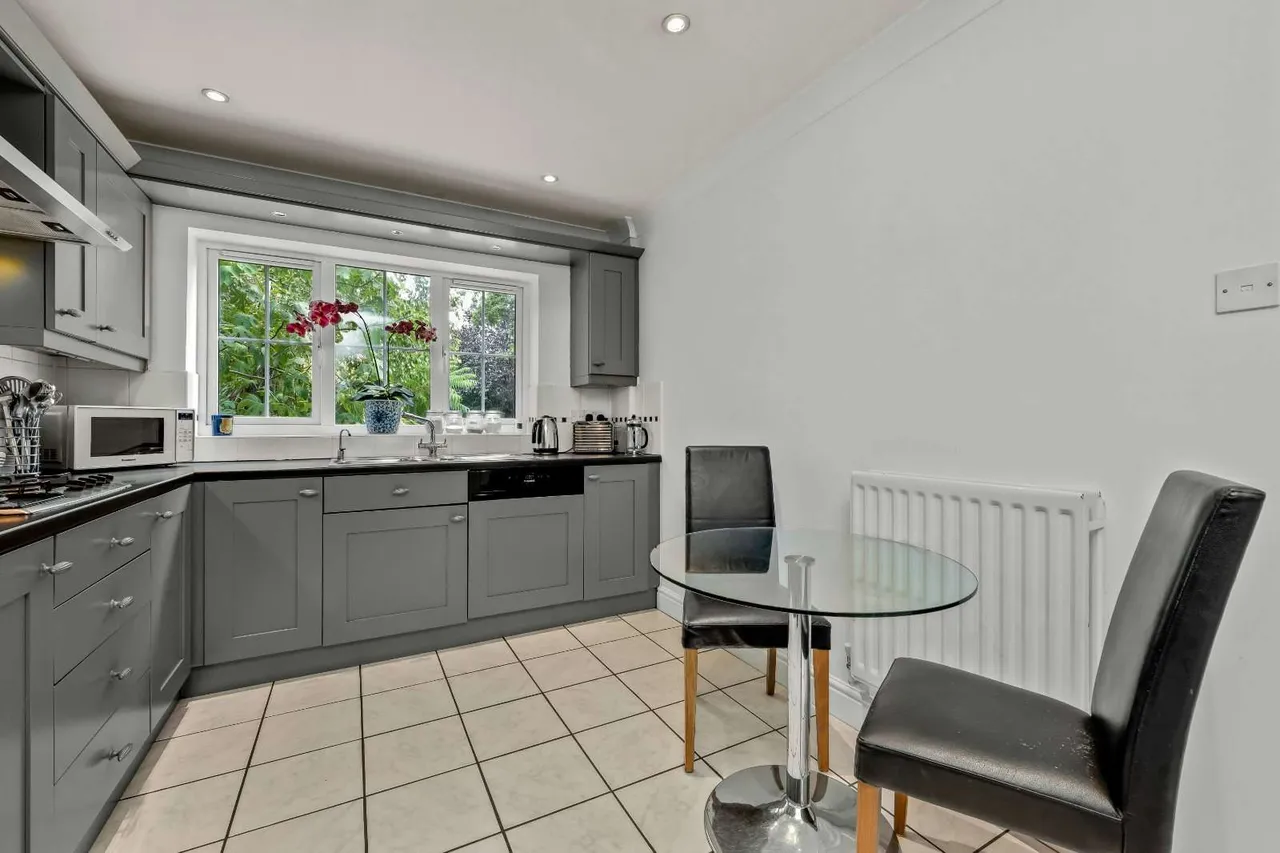 Lower Sand Hills, Long Ditton, Surbiton, Surrey, KT6 6RP, photo 5