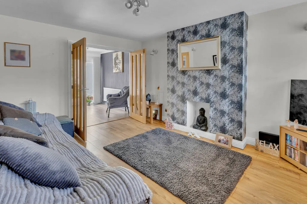 Turfland Avenue Royton, Oldham OL2 6EN, photo 2