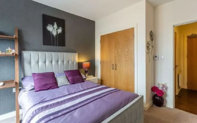 High Street, HA8, photo 6