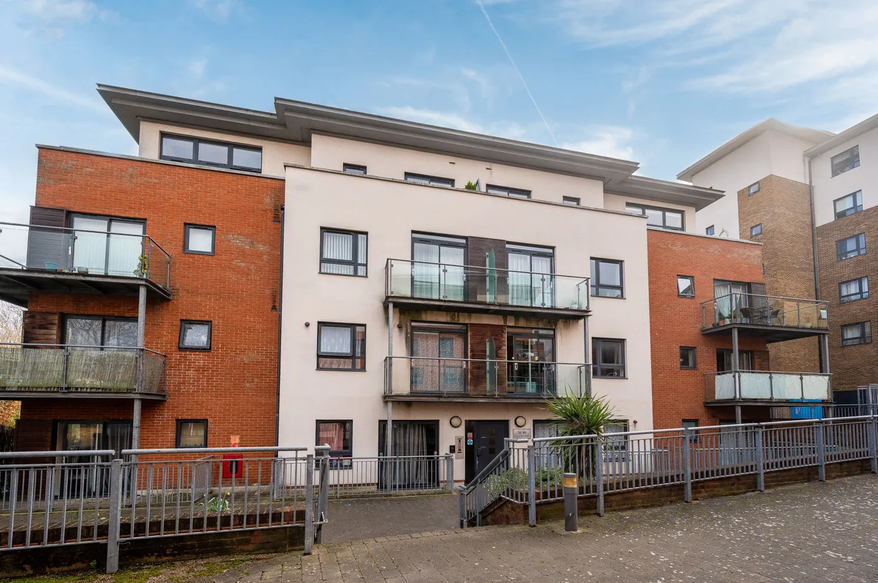 43 Catalpa Court, Hither Green Lane, London, photo 2