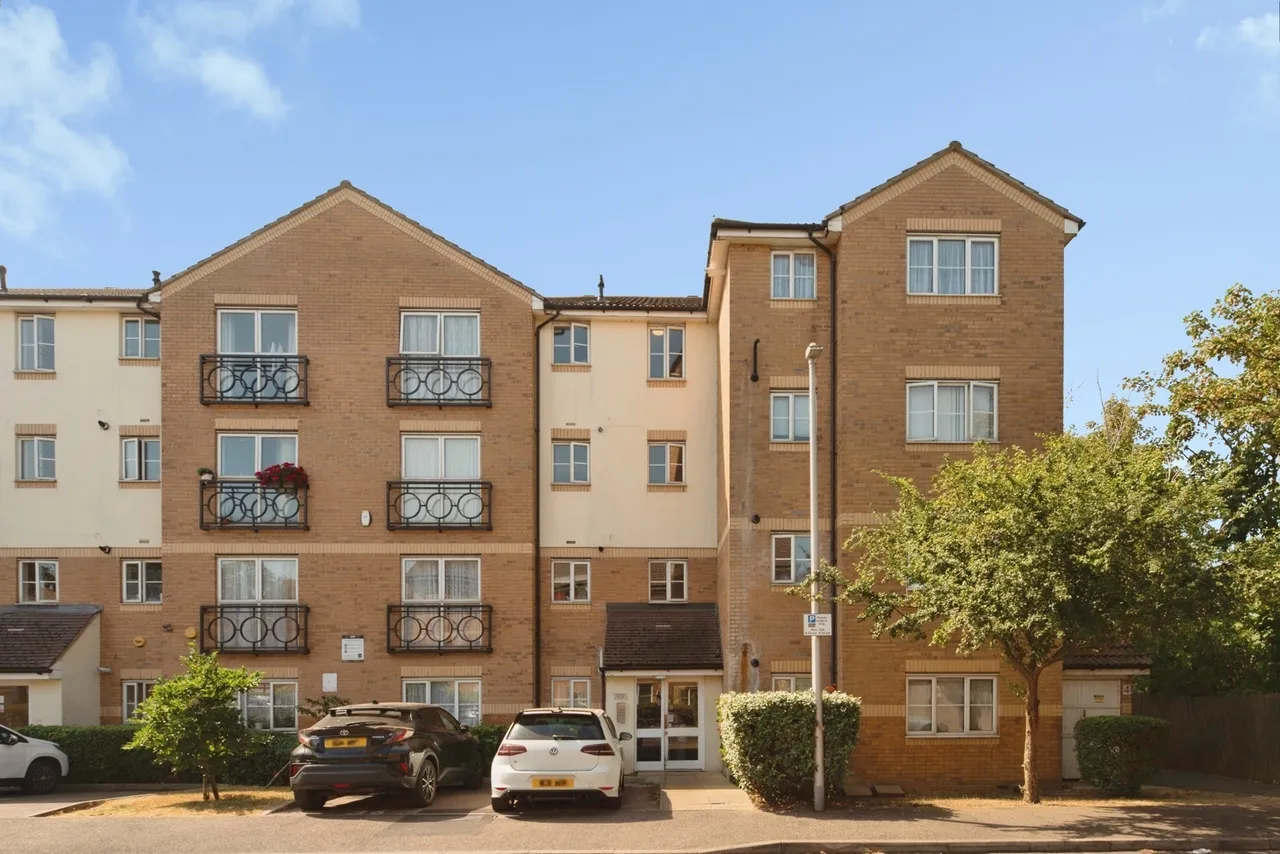 2 bed flat for sale — Friars Close, Ilford, IG1