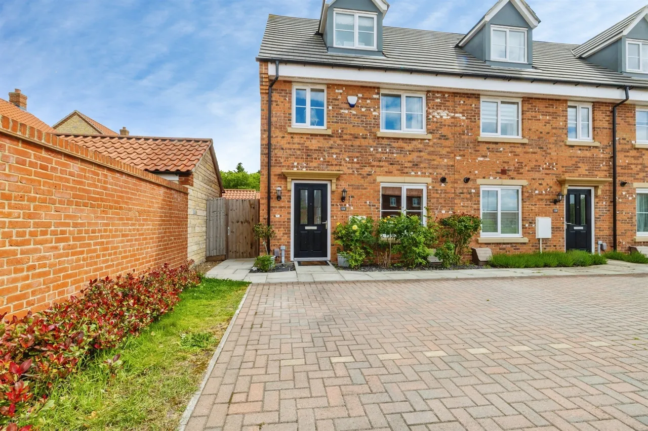 3 bed house for sale — Kirk Road, Branston, LINCOLN