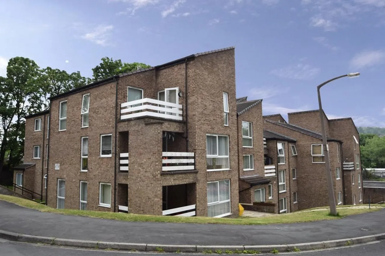 2 bed flat for sale — Frizley Gardens, Bradford
