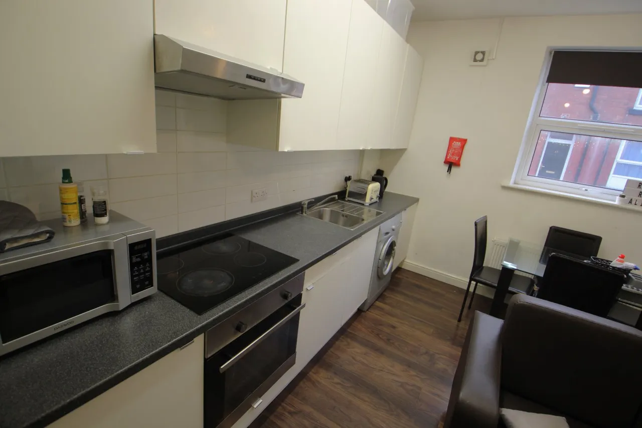 Thornville Grove, Hyde Park, LS6, photo 9
