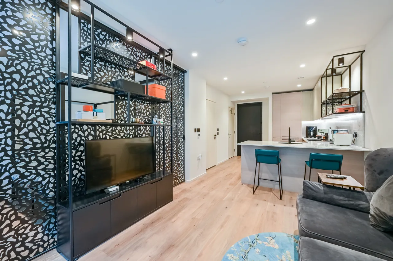 Flat 104, Curlew House, London, photo 9