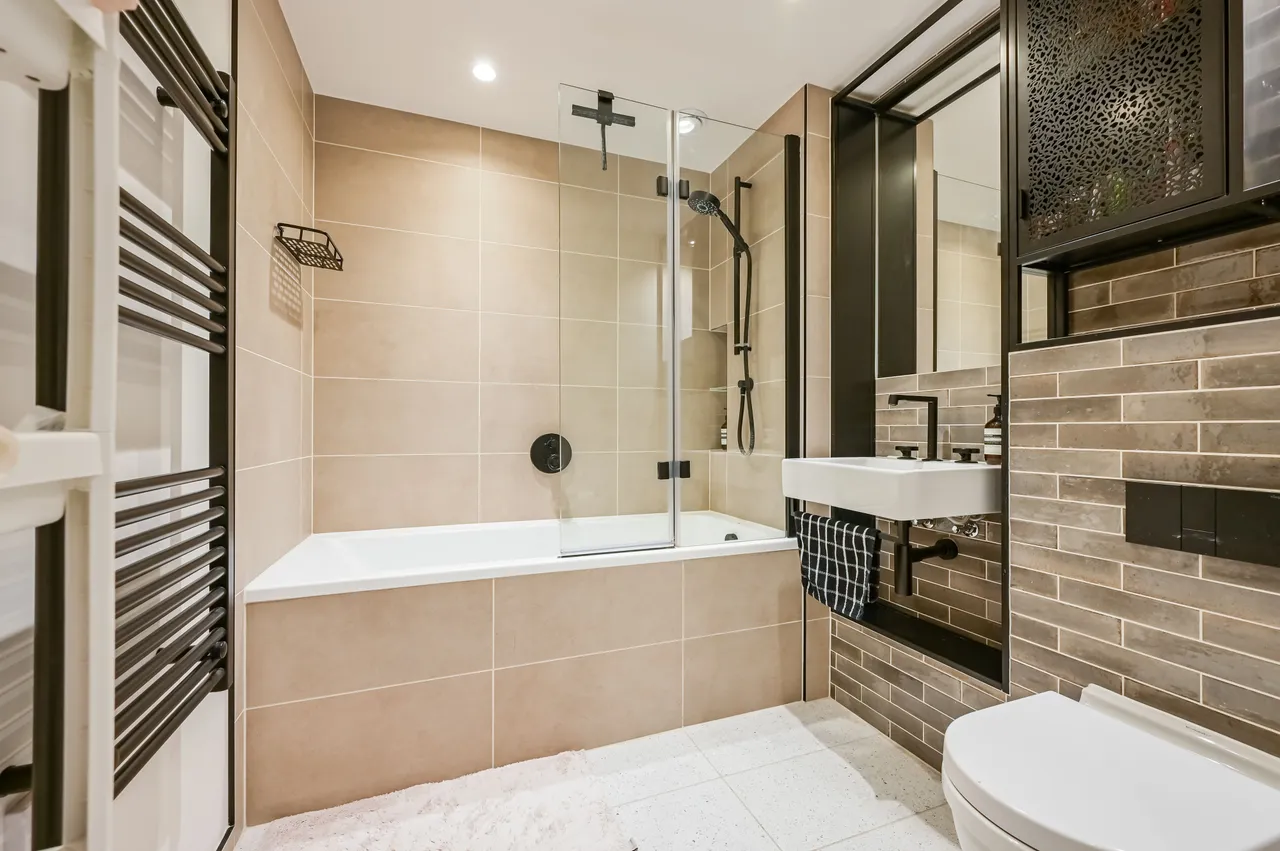 Flat 104, Curlew House, London, photo 6