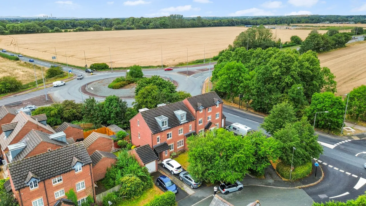 Summercroft Close, Golborne, Warrington, WA3 3WL, photo 2