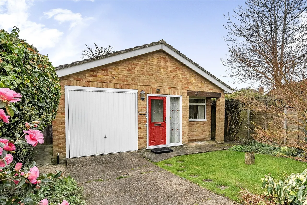 2 bed house for sale — Revesby Close, West End, Woking, Surrey, GU24 9NT