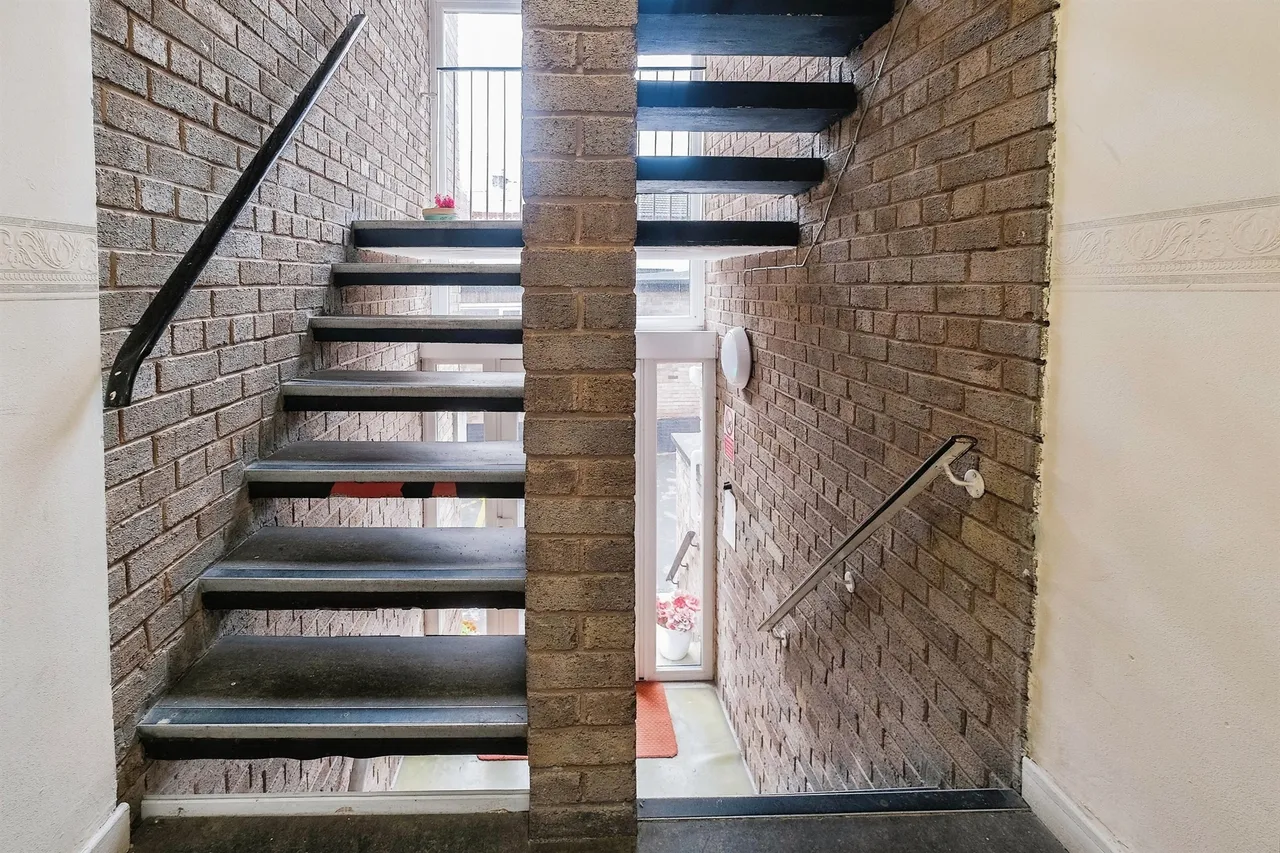 Grassendale Court, Liverpool, L19, photo 8
