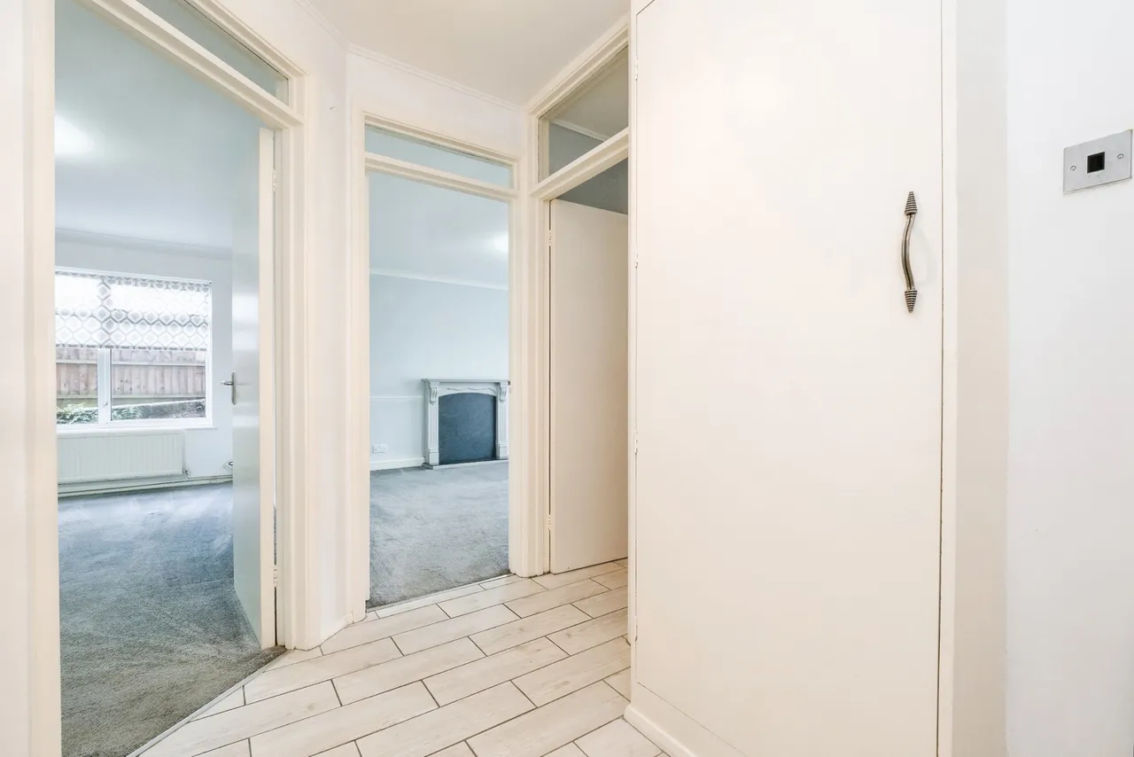 Chigwell Road, Woodford Green, IG8, photo 11