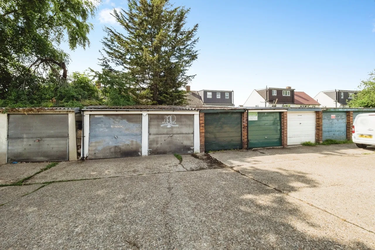 Chigwell Road, Woodford Green, IG8, photo 13