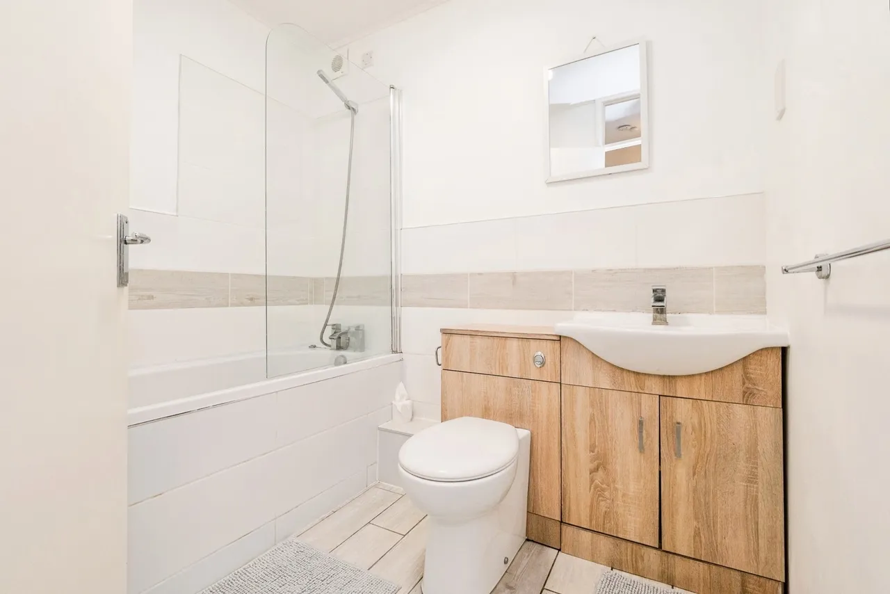 Chigwell Road, Woodford Green, IG8, photo 10