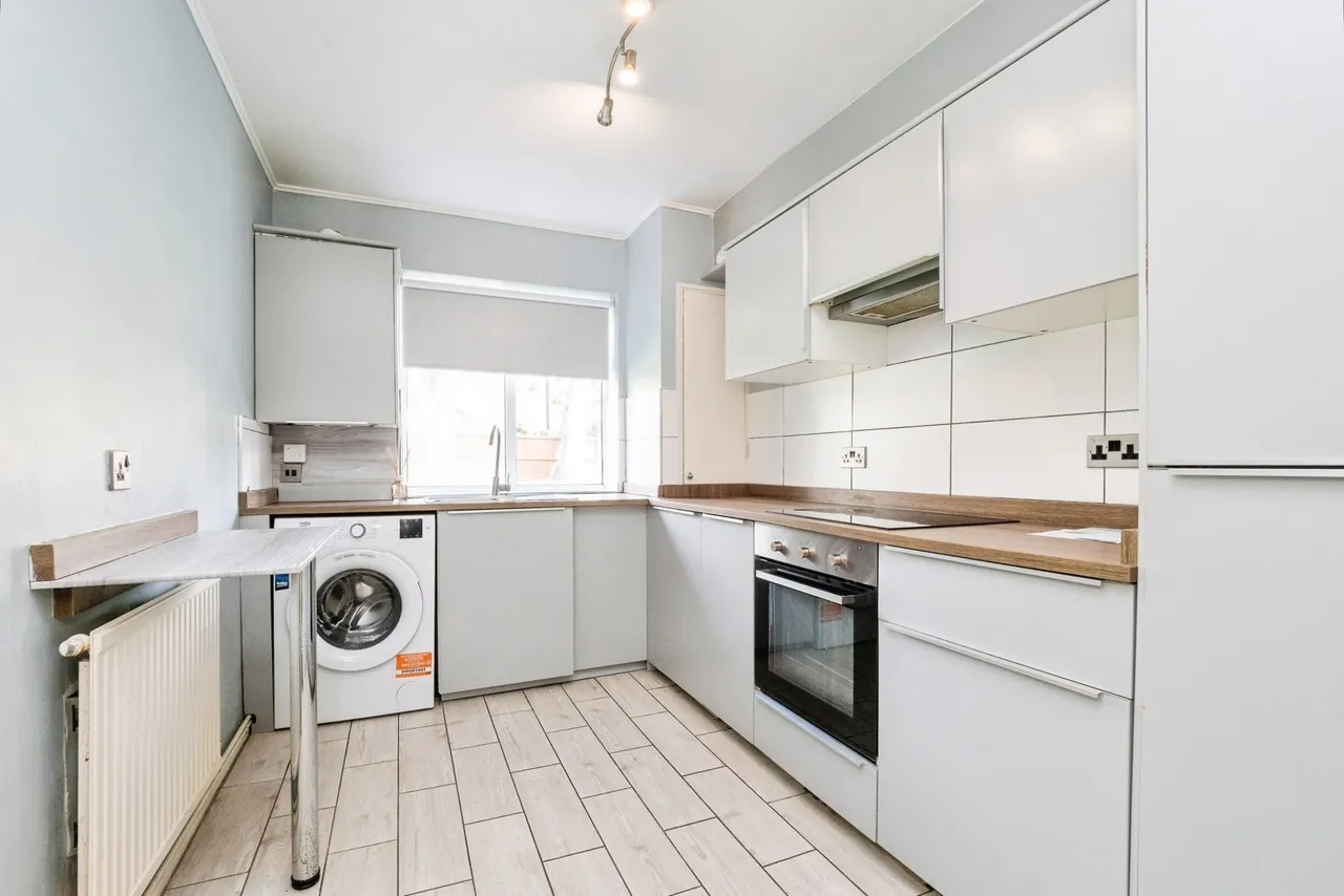 Chigwell Road, Woodford Green, IG8, photo 5
