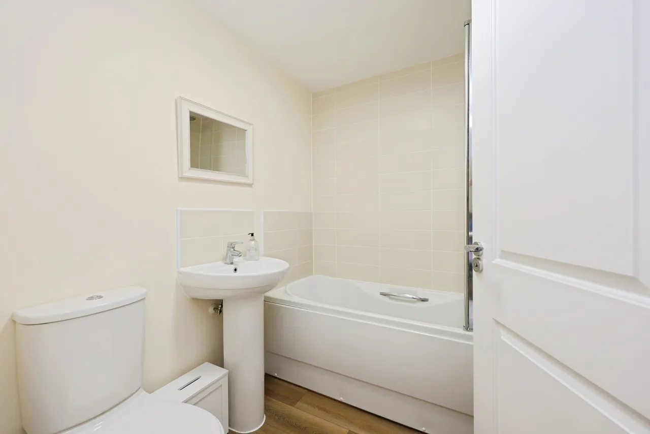 Beauchamp Drive, Newport, PO30, photo 17