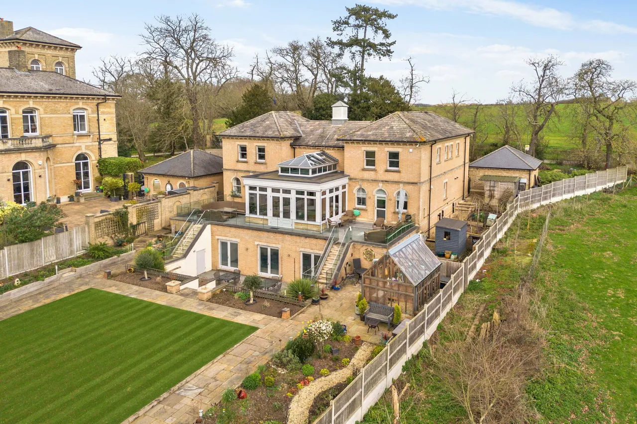 'Cedar Lodge' Stanstead Abbotts, SG12, photo 4