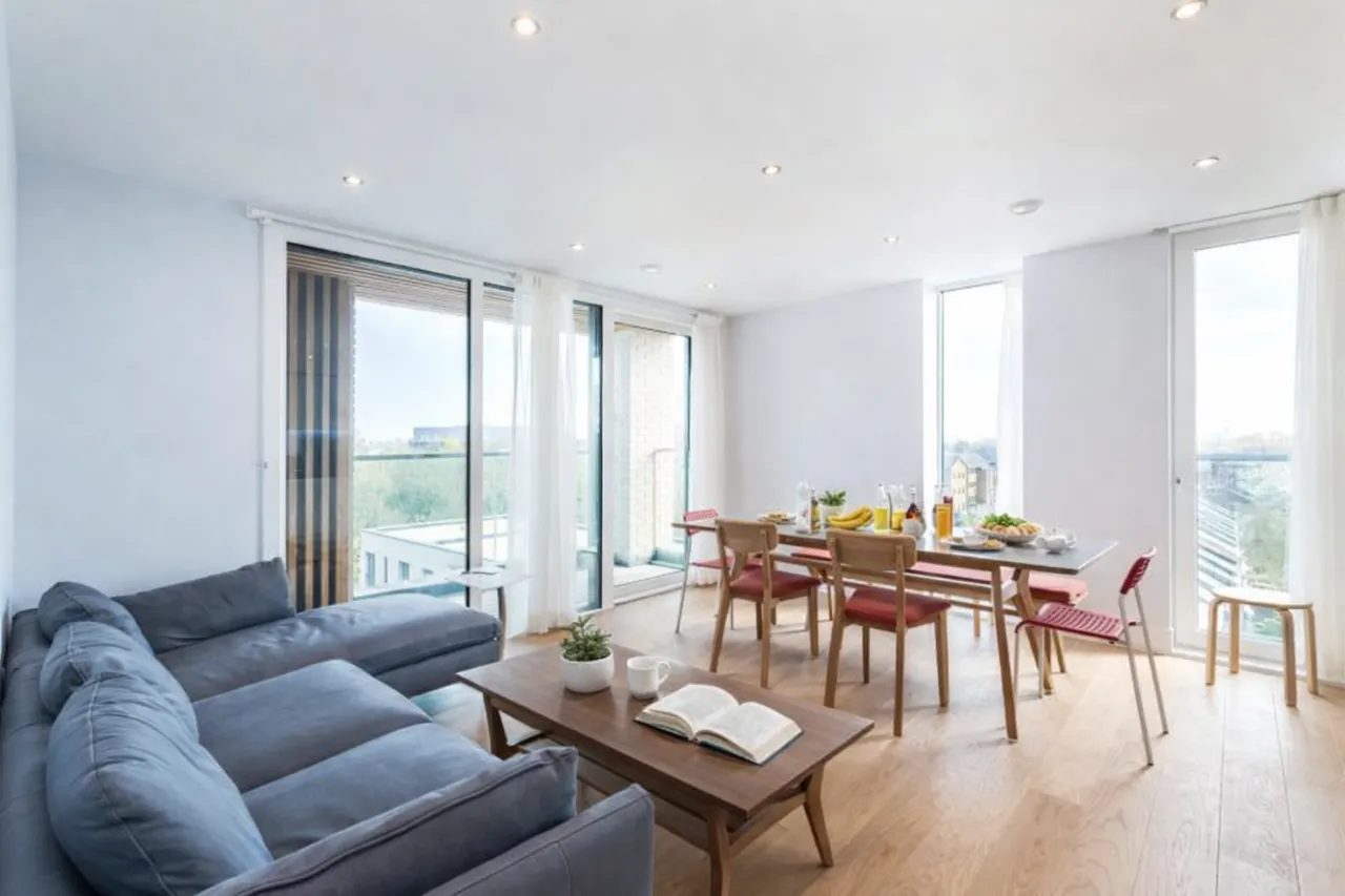 2 bed flat for sale, Chiswick High Road, Chiswick, W4