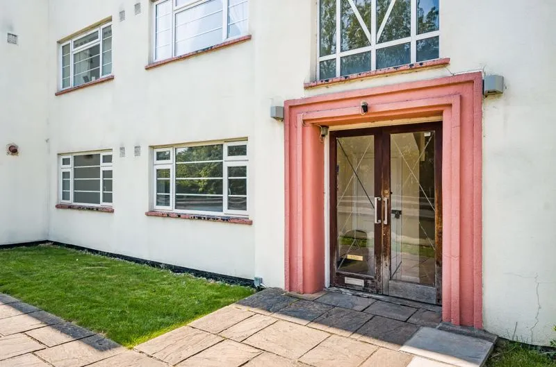Brighton Road, Purley CR8 2BE, photo 2