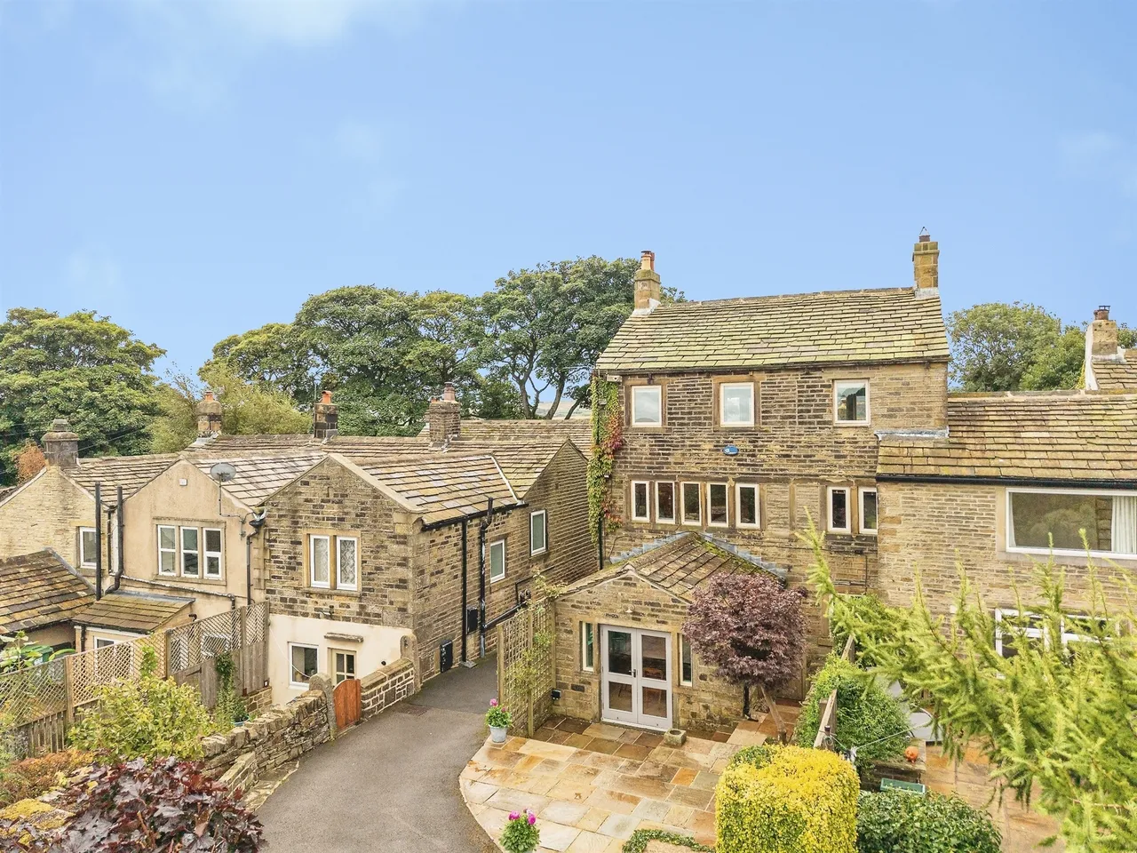 3 bed character property for sale — Towngate, Upperthong, Holmfirth