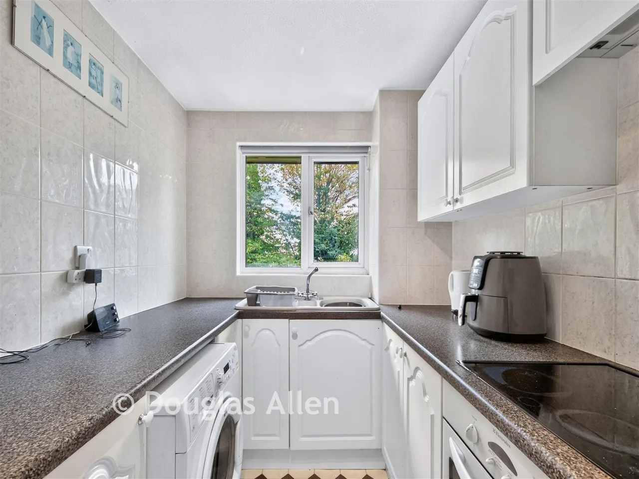 Overton Drive, Chadwell Heath, RM6, photo 2