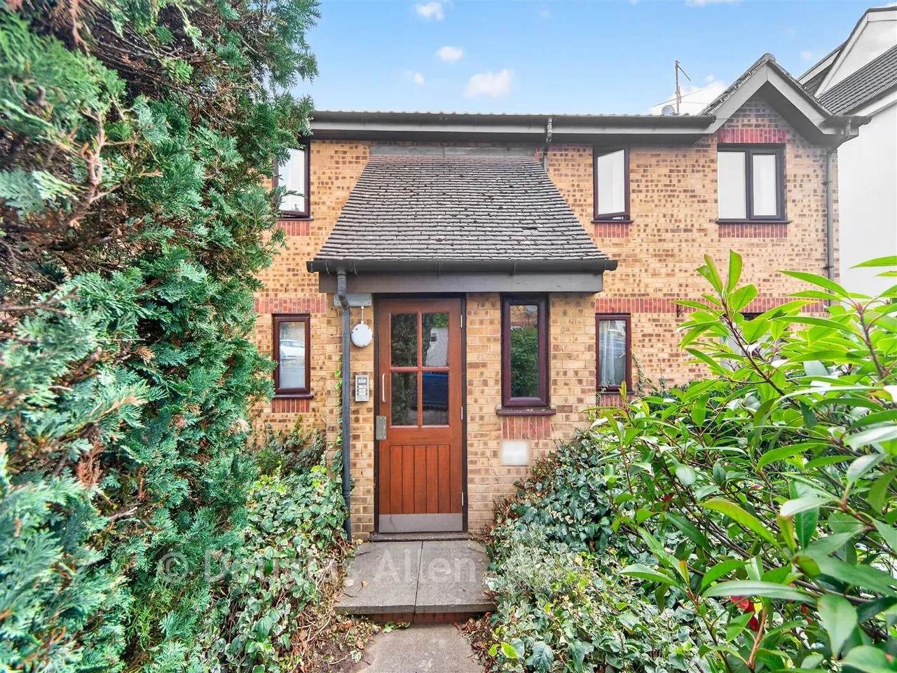 2 bed flat for sale, Overton Drive, Chadwell Heath, RM6