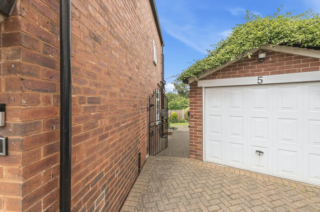 Field End Mount, Leeds, LS15, photo 13