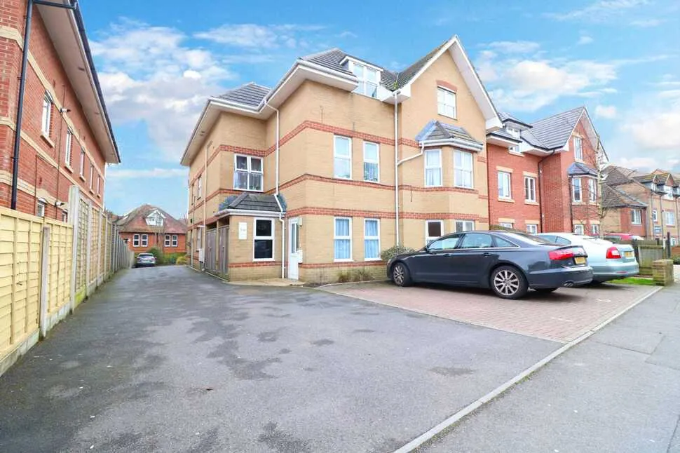 2 bed flat to rent, Florence Road, BH5