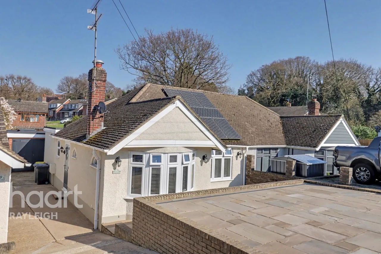 2 bed house for sale, Cotswold Avenue, Rayleigh, SS6