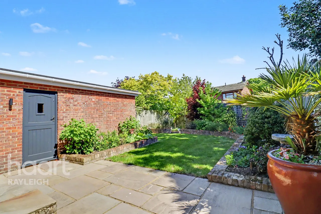 Cotswold Avenue, Rayleigh, SS6, photo 14