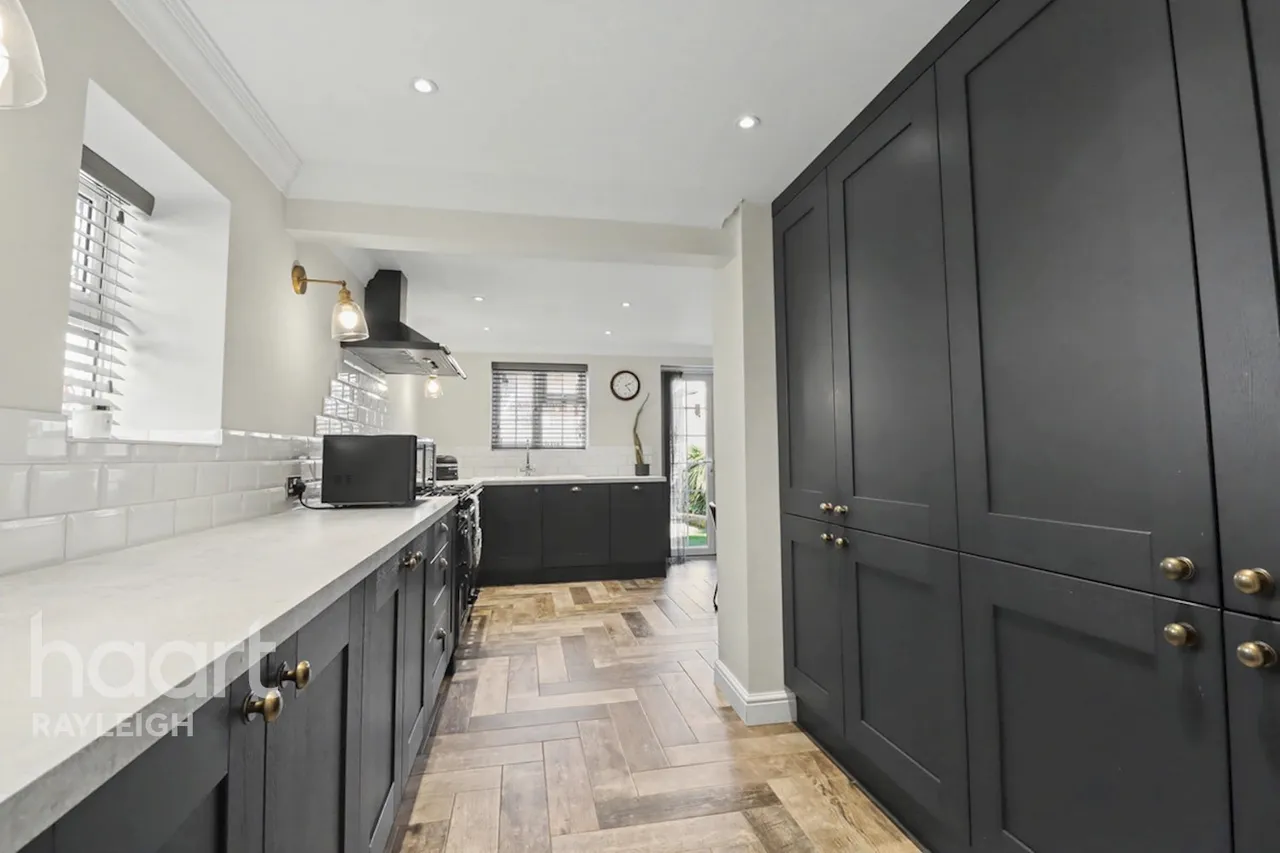 Cotswold Avenue, Rayleigh, SS6, photo 8