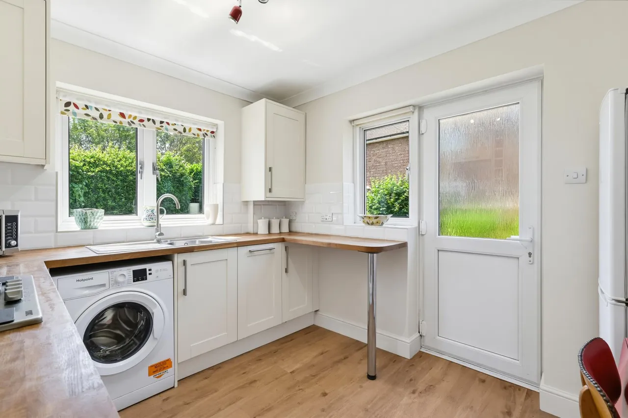 Brambles Close, TW7, photo 2