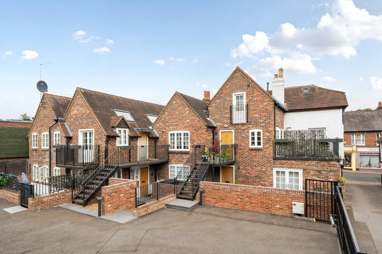 1 bed flat for sale — High Street, Great Missenden, HP16
