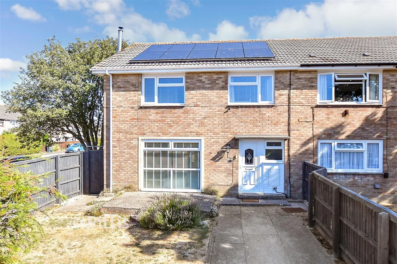 4 bed house for sale, Solent Gardens, Freshwater, PO40