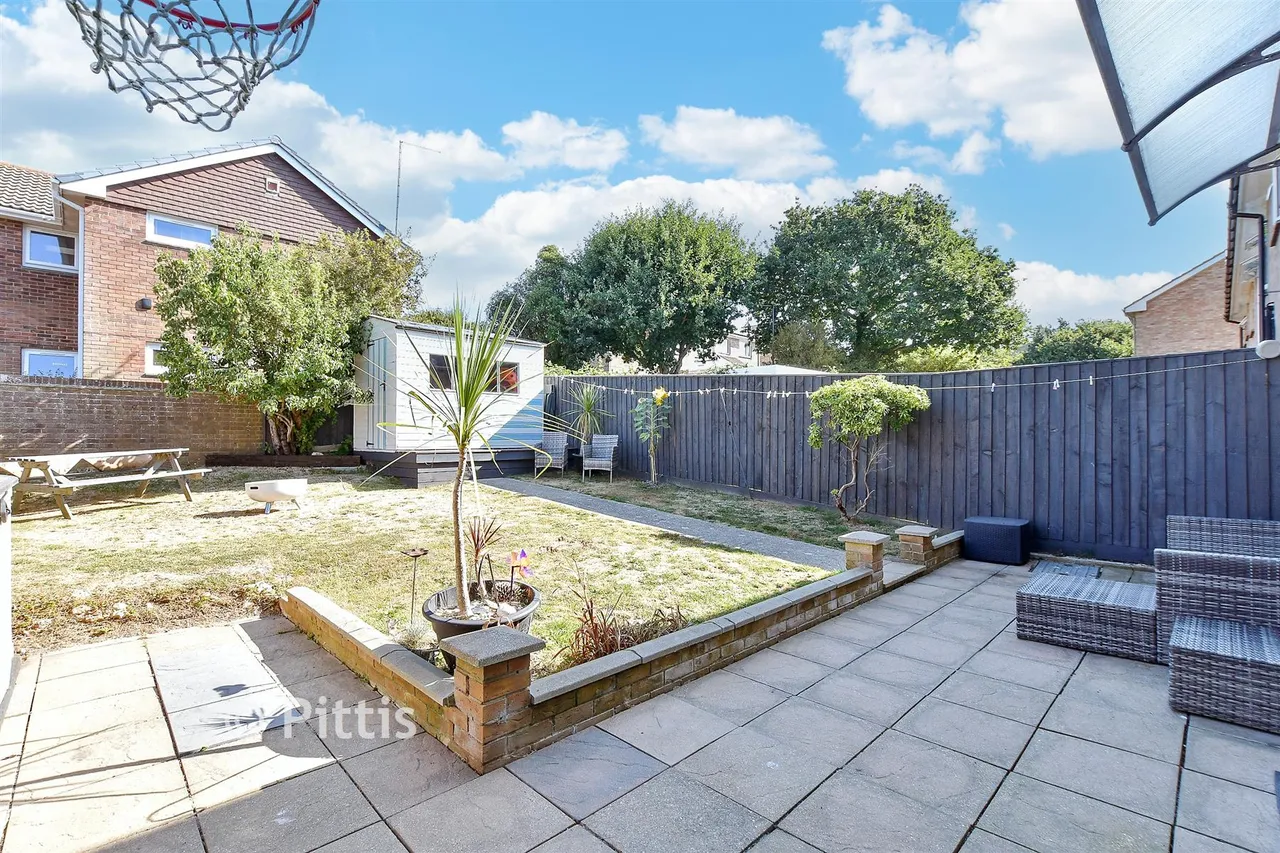 Solent Gardens, Freshwater, PO40, photo 12