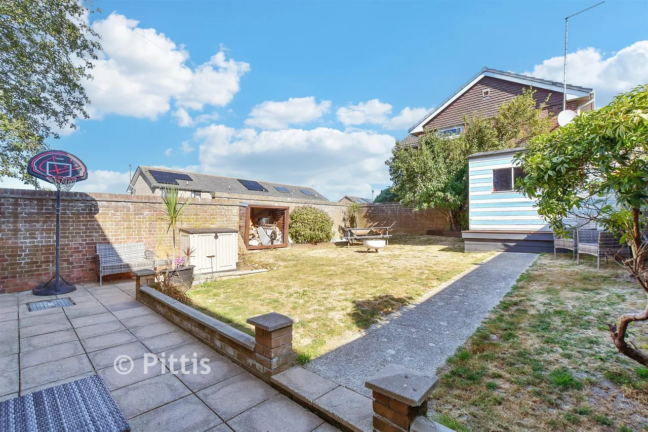 Solent Gardens, Freshwater, PO40, photo 2