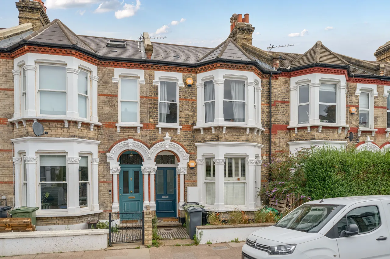 3 bed flat to rent — 19a Holmewood Road, London