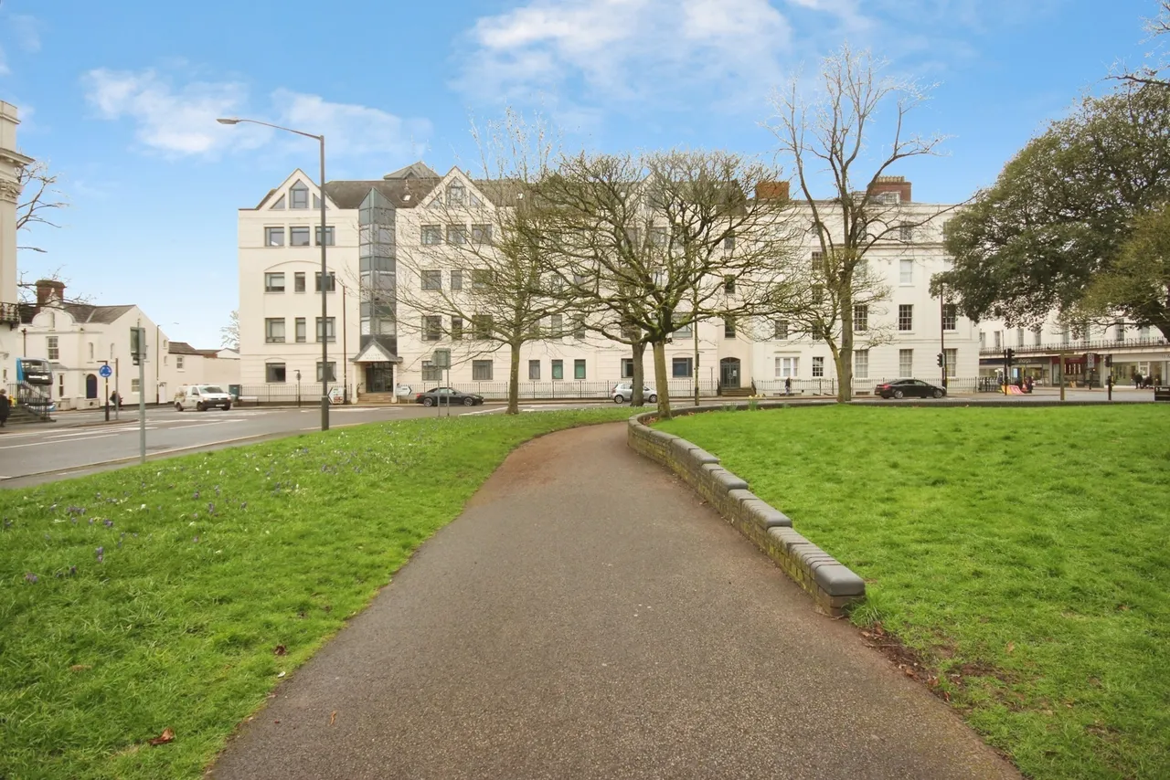 2 bed flat for sale, Clarendon Avenue, Leamington Spa, CV32