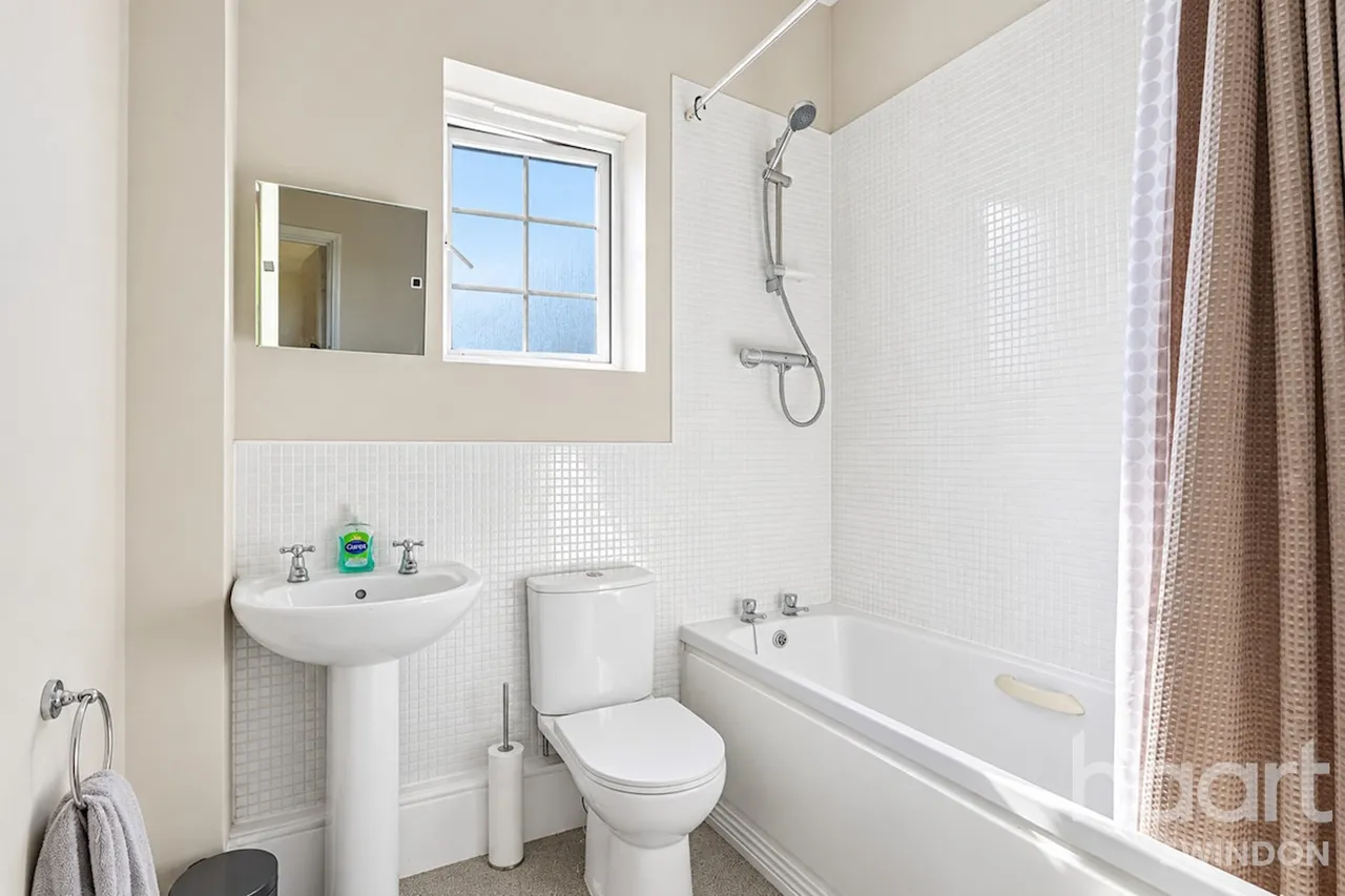 Maybold Crescent, Swindon, SN25, photo 5