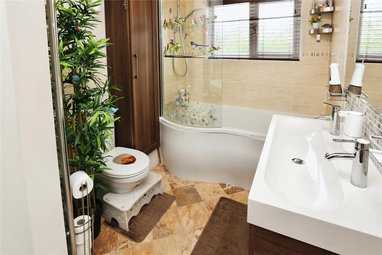 Thetford Gardens, Chandler's Ford, SO53, photo 6