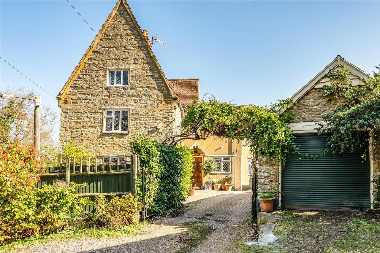 4 bed property for sale, Mill Lane, Cogenhoe, NN7