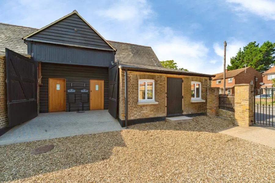 3 bed barn conversion to rent, Harmondsworth Lane, Sipson, UB7