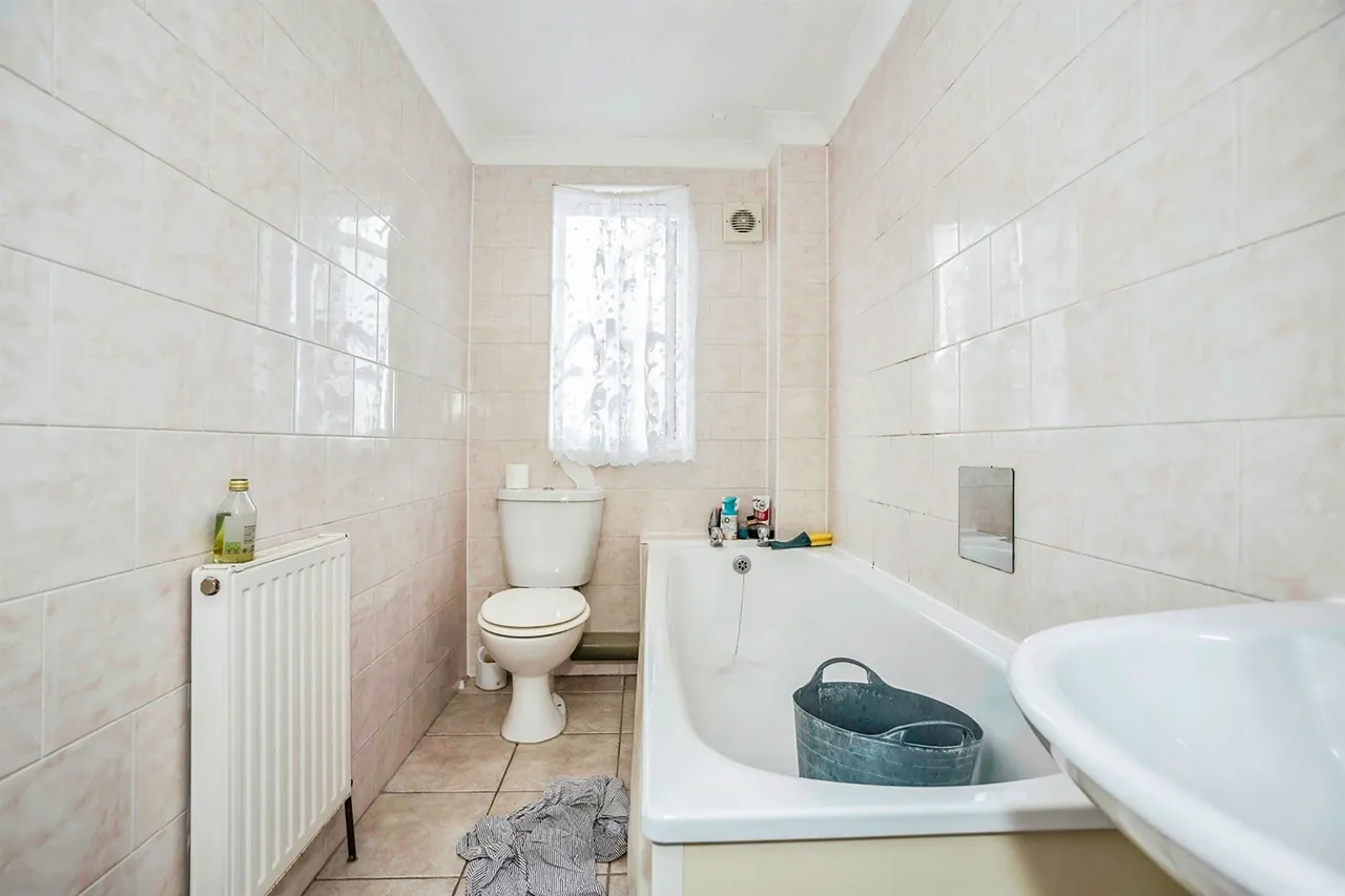 St. Chads Road, Tilbury, RM18, photo 6