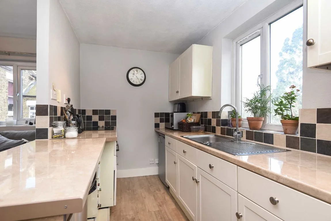 Hopton Road, SW16, photo 3