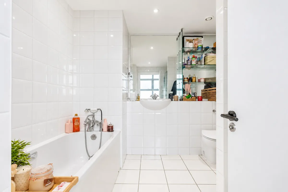 Ferry Lane, Brentford, TW8, photo 15