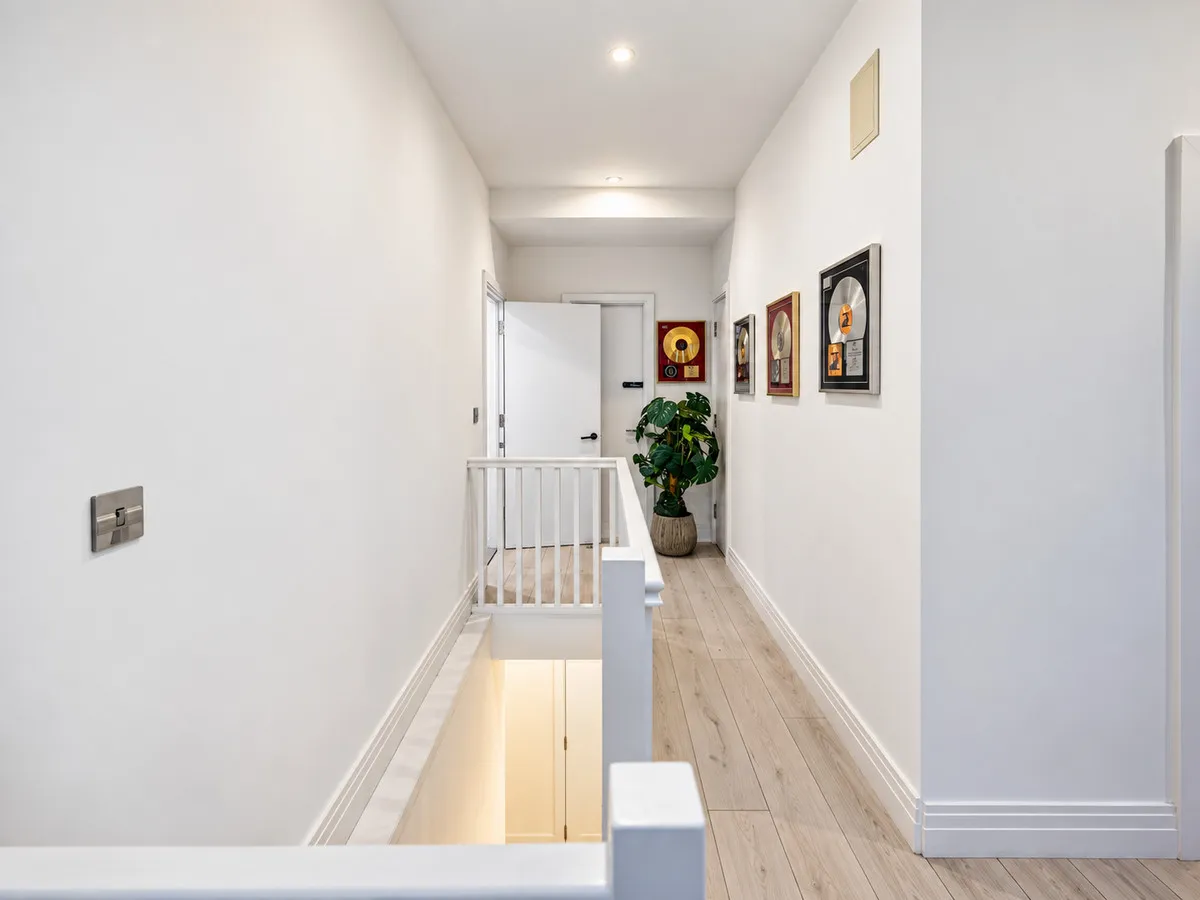 Ferry Lane, Brentford, TW8, photo 9