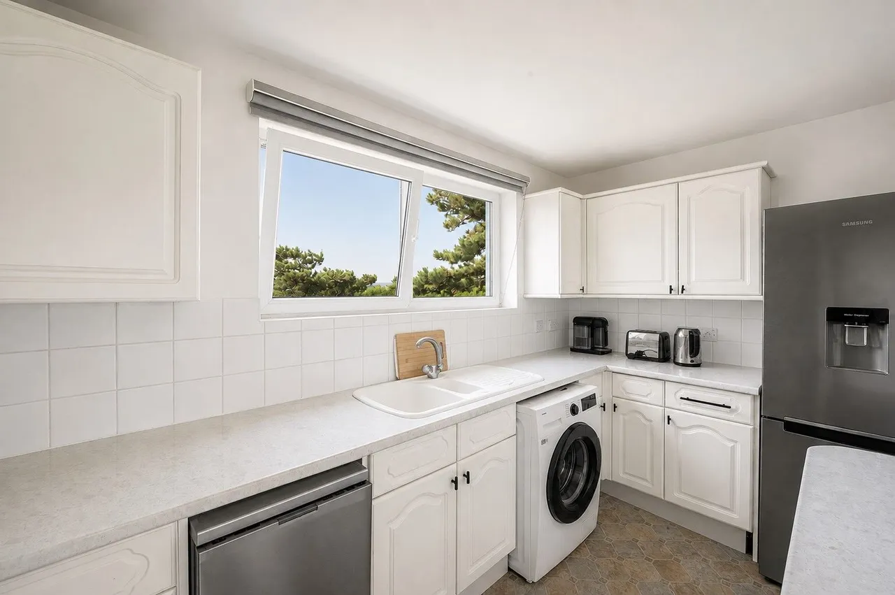 24 Craigmore Tower, Guildford Road, Woking, photo 2
