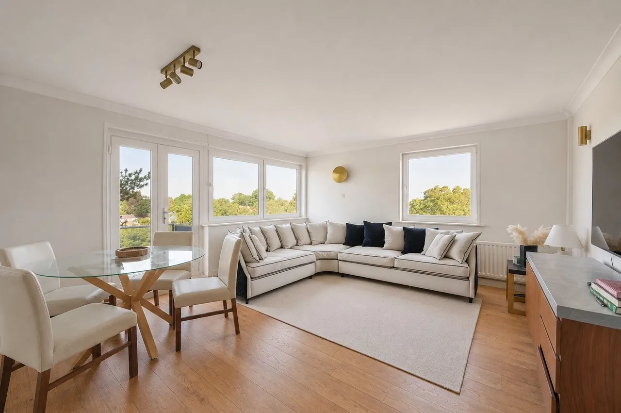 2 bed flat to rent — 24 Craigmore Tower, Guildford Road, Woking