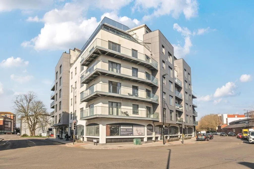 1 bed flat for sale — Royal Crescent Road, Royal Crescent Apartments, SO14