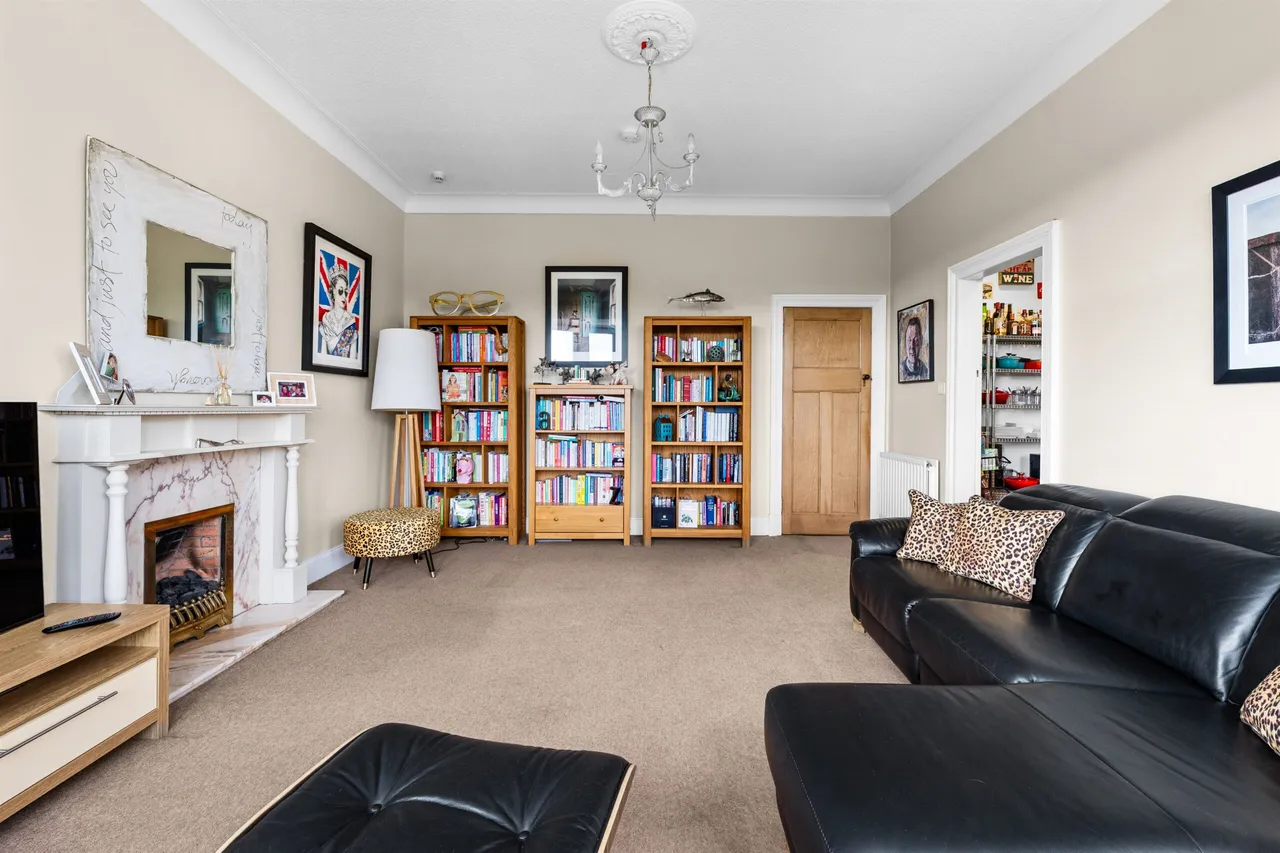 Huntly Avenue, Giffnock, photo 6