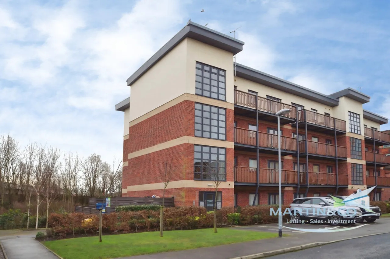 2 bed flat for sale, Canalside, Radcliffe, M26